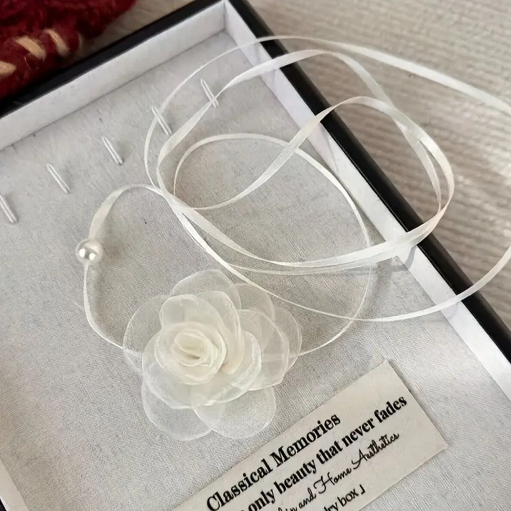 NEW! Elegant White Floral Ribbon Necklace. Vintage Rose choker necklace. (A1-45)